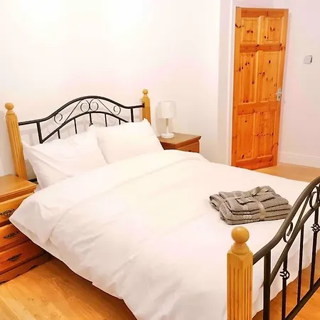 Hollymount House * Carndonagh