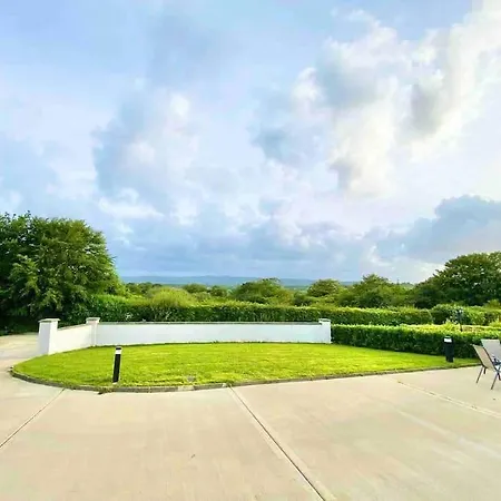 Semesterbostad Hollymount House *